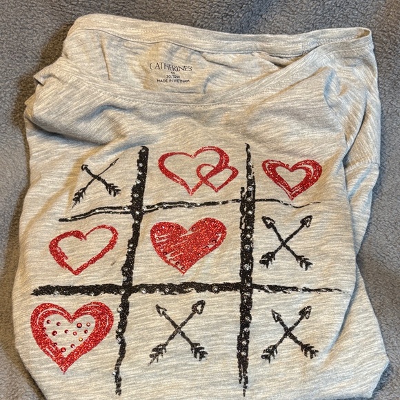 Catherines Heather Gray Heart and Arrow Graphic Short Sleeve Top - Picture 1 of 2
